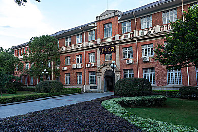 白丝袜舞蹈生被c到高潮:游戏新宠《舞动旋律》:白丝舞者引爆高潮-1