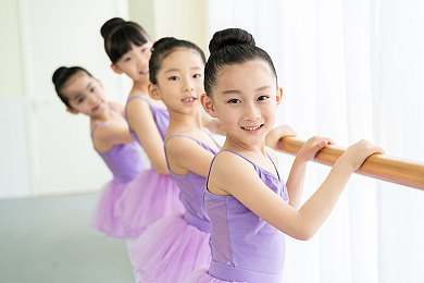 电子厂十六七岁的女孩子,青春车间，女工追梦记