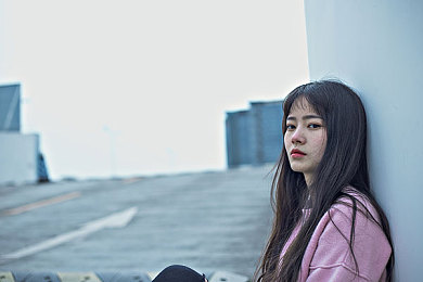 男生和女生一起擦擦擦,校园携手，共建绿色家园-1