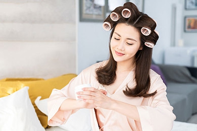 金卡戴珊和rayj口胶,明星同框引关注，时尚口胶成潮流-2