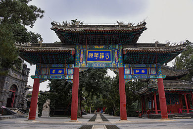 被女同学摁住玩弄小ji ji,校园秘境，互动冒险新体验