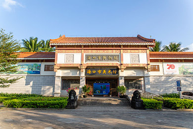 按摩店勾搭漂亮女技师,都市按摩店：美丽技师背后的情感谜团-1