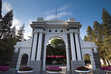 在床上打扑克,床扑克新潮流，健康娱乐两不误-3